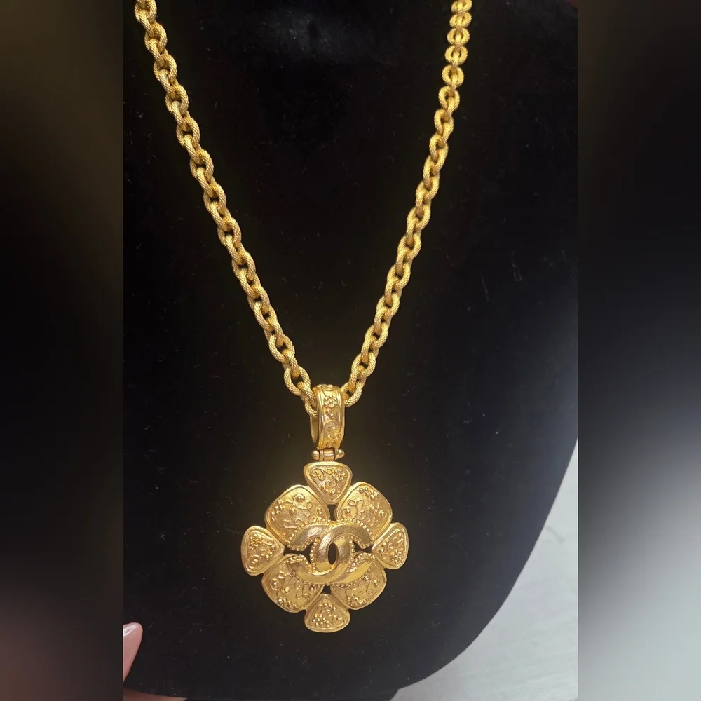 CHANEL Gold Clover Pendant Necklace - Picture 5 of 7
